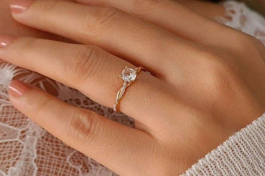 Pasangan memilih cincin tunangan di toko perhiasan Cindy & Co.